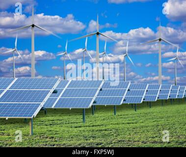 Des panneaux solaires sur une ferme solaire. Banque D'Images