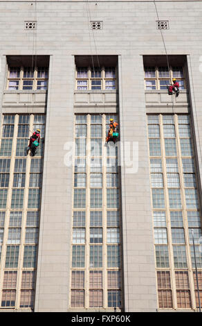 Nettoyage de vitres suspendue sur le bâtiment, Wale Street, Cape Town, Afrique du Sud. Banque D'Images