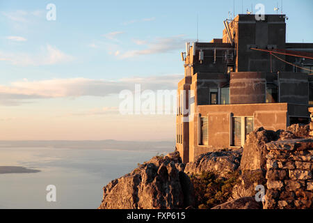 La station de téléphérique avec tête de lion et Table Bay à l'arrière-plan, Table Mountain, Cape Town, Afrique du Sud. Banque D'Images