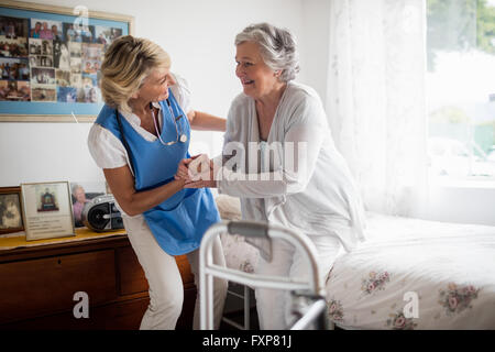 Nurse posing with a senior woman Banque D'Images