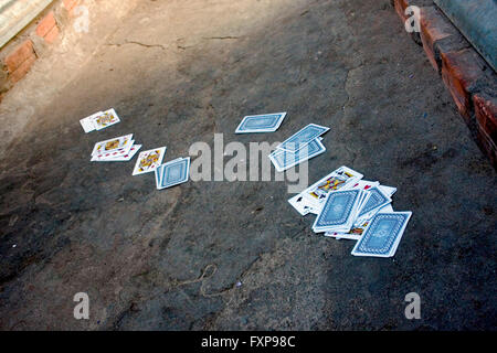 Un nouveau jeu de cartes utilisé pour un jeu de poker est semée sur une passerelle dans un bidonville à Kampong Cham, Cambodge. Banque D'Images