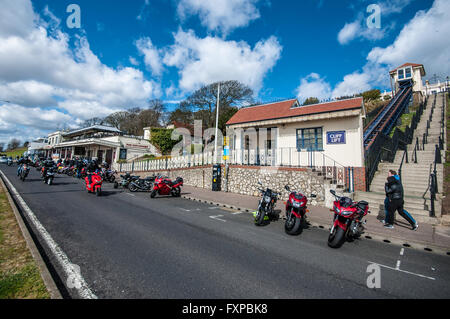 Southend Shakedown est un grand rassemblement de motocyclistes le long de la promenade de la station balnéaire de l'Essex Southend. La falaise et les vélos Banque D'Images