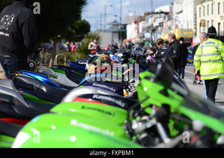 Southend Shakedown est une rencontre de masse de motocyclistes le long de la promenade de la ville côtière d'Essex, Southend. Rangée de motos Banque D'Images