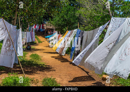 La vente de nappes dans le village rural de l'Ampasipohy, Nosy Be Banque D'Images