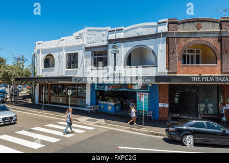 Des personnes non identifiées, près de la maison d'angle dans la banlieue de Sydney, Sydney, Australie. Banque D'Images