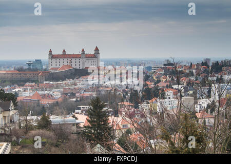 Vue sur le château de Bratislava dans un matin nuageux au début. Entouré de maisons d'habitation. Banque D'Images