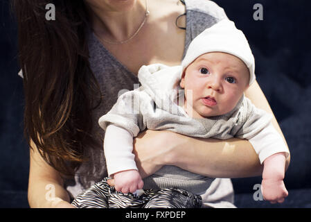 Mother holding baby Banque D'Images