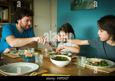 Family eating dinner together Banque D'Images