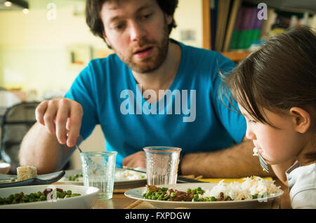 Petite fille refuse de manger son dîner Banque D'Images