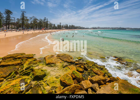 Manly Beach sous le soleil, dimanche matin, avec les touristes et les touristes appréciant l'eau, Sydney, Australie Banque D'Images