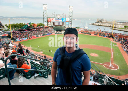 Homme debout dans le stade de baseball de San Francisco, Californie, USA Banque D'Images