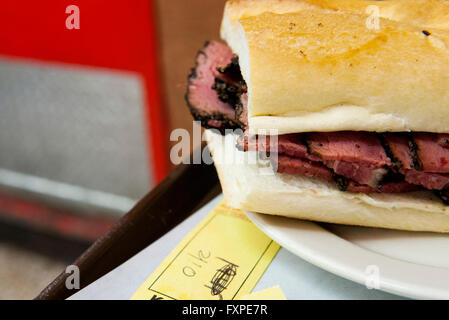 Deli sandwich au pastrami Banque D'Images
