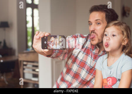 Père et fille selfies making funny faces Banque D'Images