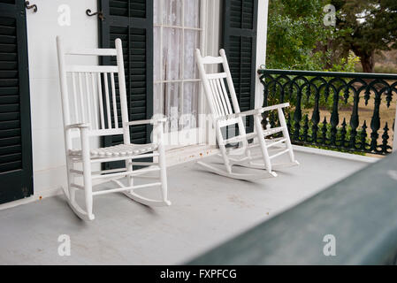 Des chaises à bascule sur le porche Banque D'Images