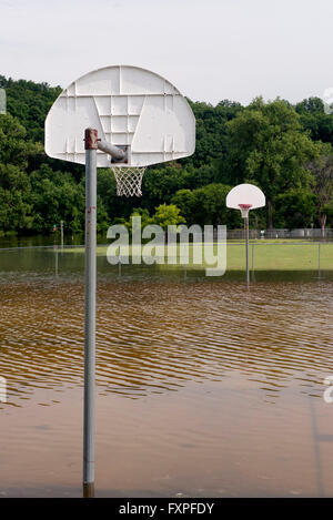 Piscine inondée de basket-ball Banque D'Images