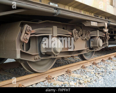 D'un wagon de fret à bogies avec châssis, ressorts, roues et roulements d'essieu Banque D'Images