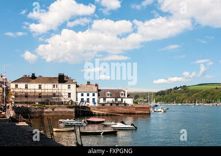 Ombres enveloppent les quais pavées comme le soleil de l'après-midi tourne la rivière Dart un brillant bleu à Bayards Cove pittoresque Banque D'Images