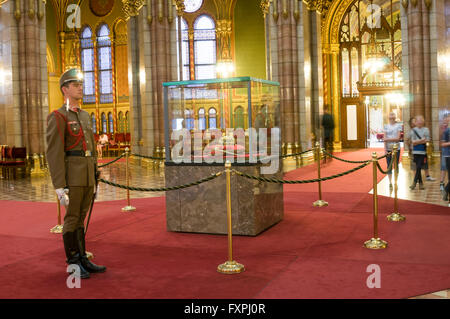 La Sainte couronne hongroise est gardée par des membres de l'armée hongroise. Il est exposé au public à l'intérieur de sa vitrine Banque D'Images