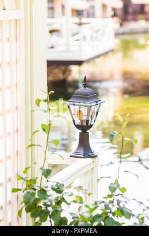 Petite Lumière solaire de jardin, lanternes en lit de fleur. Banque D'Images