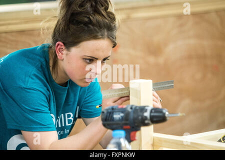 Femmes apprenties dans la construction et de l'ingénierie Banque D'Images