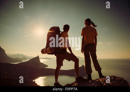 Les randonneurs à la belle au lever du soleil Banque D'Images