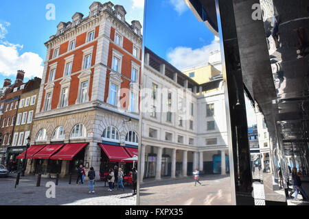 Covent Garden, Londres, Royaume-Uni. 17 avril 2016. Covent Garden a 32 000 pieds carrés de miroirs. J'ai Londres reflètent Banque D'Images