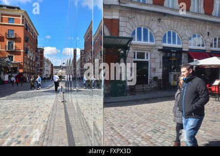 Covent Garden, Londres, Royaume-Uni. 17 avril 2016. Covent Garden a 32 000 pieds carrés de miroirs. J'ai Londres reflètent Banque D'Images