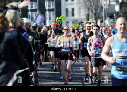 Brighton UK 17 avril 2016 - Des milliers de coureurs participent à cette ans Brighton Marathon dans un temps magnifique aujourd'hui Crédit : Simon Dack/Alamy Live News Banque D'Images