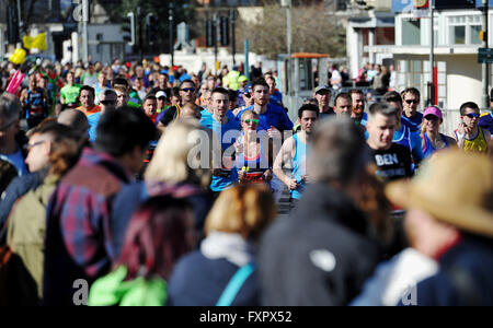 Brighton UK 17 avril 2016 - Des milliers de coureurs participent à cette ans Brighton Marathon dans un temps magnifique aujourd'hui Crédit : Simon Dack/Alamy Live News Banque D'Images