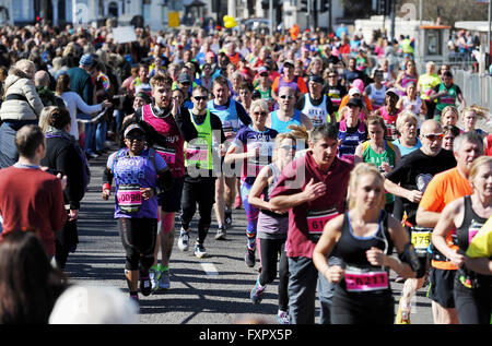 Brighton UK 17 avril 2016 - Des milliers de coureurs participent à cette ans Brighton Marathon dans un temps magnifique aujourd'hui Crédit : Simon Dack/Alamy Live News Banque D'Images