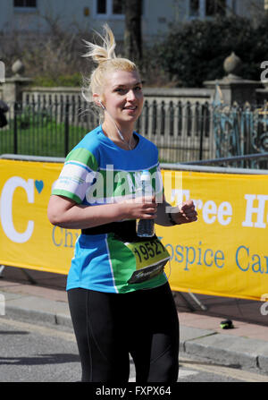 Brighton UK 17 avril 2016 - Un runner prend part à cette ans Brighton Marathon dans un temps magnifique aujourd'hui Crédit : Simon Dack/Alamy Live News Banque D'Images