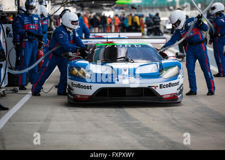 Silverstone, UK. 17 avr, 2016. Le No66 de l'équipe Chip Ganassi Ford UK Ford GT obtenir alimenté pour la course. Crédit : Steven re/Alamy Live News Banque D'Images