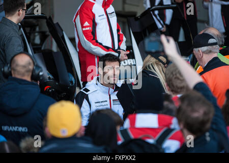 Silverstone, UK. 17 avr, 2016. Mark Webber de signer des autographes au cours de la voie des stands du CME à pied à la libération du Crédit public : Steven re/Alamy Live News Banque D'Images