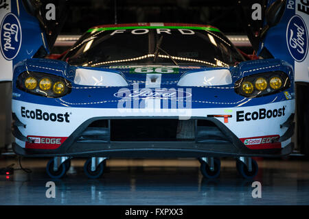 Silverstone, UK. 17 avr, 2016. Le No66 de l'équipe Chip Ganassi Ford UK Ford GT dans le garage de l'ip avant les 6 heures de course Crédit : Steven re/Alamy Live News Banque D'Images