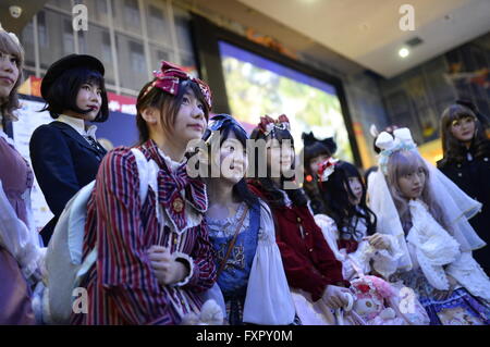 Beijing, Chine. 17 avr, 2016. Les amateurs de poser pour des photos lors de la cérémonie d'ouverture de la Semaine du cinéma japonais à Beijing, capitale de Chine, le 17 avril 2016. La Semaine du cinéma japonais, l'occasion de la 6e Festival International du Film de Beijing Durée du 16 avril au 23 avril, le coup d'ici dimanche. © Zhou Mi/Xinhua/Alamy Live News Banque D'Images