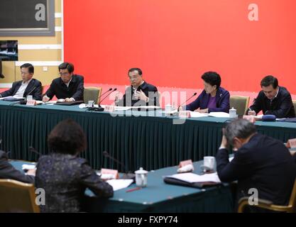 (160417) -- BEIJING, 17 avril 2016 (Xinhua) -- Le Premier ministre chinois Li Keqiang (retour C) parle à un symposium sur l'innovation pour l'enseignement supérieur à Beijing, capitale de Chine, le 15 avril 2016. (Xinhua/Pang Xinglei) (mp) Banque D'Images