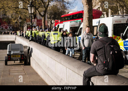 Trafalgar Square, Londres, Royaume-Uni. Apr 16, 2016. Photographe de vérifier une ligne de policiers Crédit : Daniele Roversi/Alamy Live News Banque D'Images