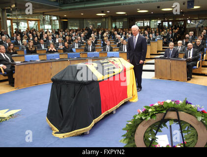 Bonn, Allemagne. 17 avr, 2016. L'ex-secrétaire d'État James Baker, devant le cercueil avant l'acte d'État a eu pour la fin le ministre allemand des affaires étrangères, Hans-Dietrich Genscher dans l'ancienne salle plénière du parlement allemand à Bonn, Allemagne, 17 avril 2016. Photo : INA FASSBENDER/dpa/Alamy Live News Banque D'Images