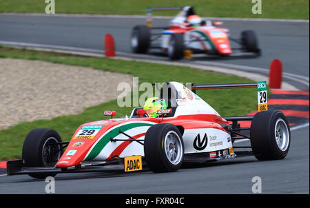 Le pilote allemand Mick Schumacher de Prema Powerteam fr en action lors de l'ADAC Formule 4 course à Oschersleben, Allemagne, 17 avril 2016. Photo : JENS WOLF/dpa Banque D'Images