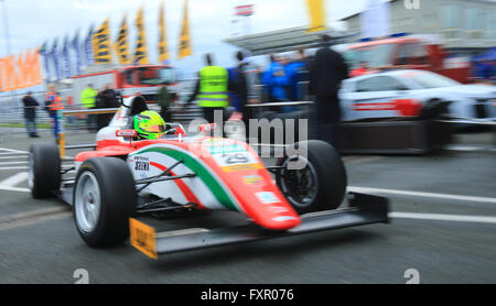Le pilote allemand Mick Schumacher de Prema Powerteam fr en action lors de l'ADAC Formule 4 course à Oschersleben, Allemagne, 17 avril 2016. Photo : JENS WOLF/dpa Banque D'Images