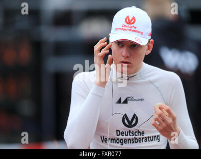Le pilote allemand Mick Schumacher de Prema Powerteam fr se prépare pour la course de l'ADAC Formule 4 course à Oschersleben, Allemagne, 17 avril 2016. Photo : JENS WOLF/dpa Banque D'Images