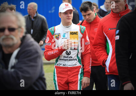 Le pilote allemand Mick Schumacher de Prema Powerteam fr en photo dans le paddock à l'ADAC Formule 4 course à Oschersleben, Allemagne, 17 avril 2016. Photo : JENS WOLF/dpa Banque D'Images