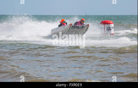 , Boscombe Bournemouth, Dorset, UK 17 avril 2016. Action renvoie à Boscombe avec les premières opérations de la RYA Thundercats championnats nationaux par le 5ème prb mis à l'UK à Boscombe beach, Dorset, UK Crédit : Carolyn Jenkins/Alamy Live News Banque D'Images