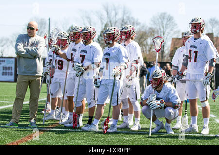 Domaine Stevenson-Pincince. Apr 16, 2016. RI, USA ; l'ours brun look joueurs sur action de jeu au cours de la partie de crosse NCAA entre Yale bulldogs et les ours bruns à Stevenson-Pincince Champ. Brown défait 14-12 Yale. M. Anthony Nesmith/Cal Sport Media/Alamy Live News Banque D'Images