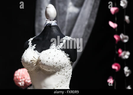 Le nord de Londres, Royaume-Uni. 17 avril, 2016. Un gâteau en forme de robe de mariage sur l'affichage à l'exposition. Le gâteau International, tenue à Alexandra Palace pendant le week-end, avec des gâteaux géants, déménagement, de superbes gâteaux gâteaux crafter et exquisément gâteaux détaillé. Credit : Dinendra Haria/Alamy Live News Banque D'Images