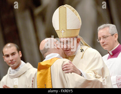 La cité du Vatican. 17 avr, 2016. Dans la basilique Saint Pierre, le Pape François a conféré l'ordination sacerdotale dans 11 nouveaux jeunes qui vont travailler dans le diocèse de Rome. Le plus jeune des nouveaux prêtres est de 26 ans tandis que les deux plus ont 44. Credit : Andrea Franceschini/Pacific Press/Alamy Live News Banque D'Images