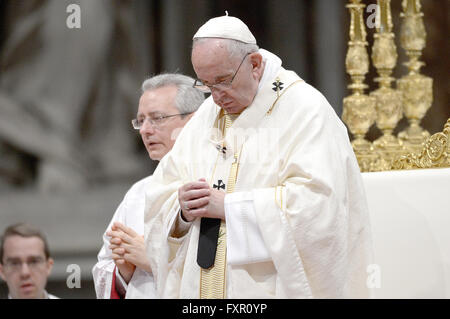 La cité du Vatican. 17 avr, 2016. Dans la basilique Saint Pierre, le Pape François a conféré l'ordination sacerdotale dans 11 nouveaux jeunes qui vont travailler dans le diocèse de Rome. Le plus jeune des nouveaux prêtres est de 26 ans tandis que les deux plus ont 44. Credit : Andrea Franceschini/Pacific Press/Alamy Live News Banque D'Images