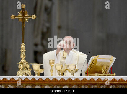 La cité du Vatican. 17 avr, 2016. Dans la basilique Saint Pierre, le Pape François a conféré l'ordination sacerdotale dans 11 nouveaux jeunes qui vont travailler dans le diocèse de Rome. Le plus jeune des nouveaux prêtres est de 26 ans tandis que les deux plus ont 44. Credit : Andrea Franceschini/Pacific Press/Alamy Live News Banque D'Images