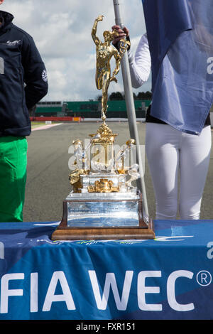 Silverstone, UK. 17 avr, 2016. FIA World Endurance Championship Round 1, 6 heures de Silverstone. Le trophée gagnants sur l'affichage. Credit : Action Plus Sport/Alamy Live News Banque D'Images