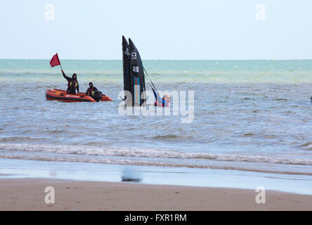 , Boscombe Bournemouth, Dorset, UK 17 avril 2016. Action renvoie à Boscombe avec les premières opérations de la RYA Thundercats championnats nationaux par le 5ème prb mis à l'UK à Boscombe beach, Dorset, UK Crédit : Carolyn Jenkins/Alamy Live News Banque D'Images